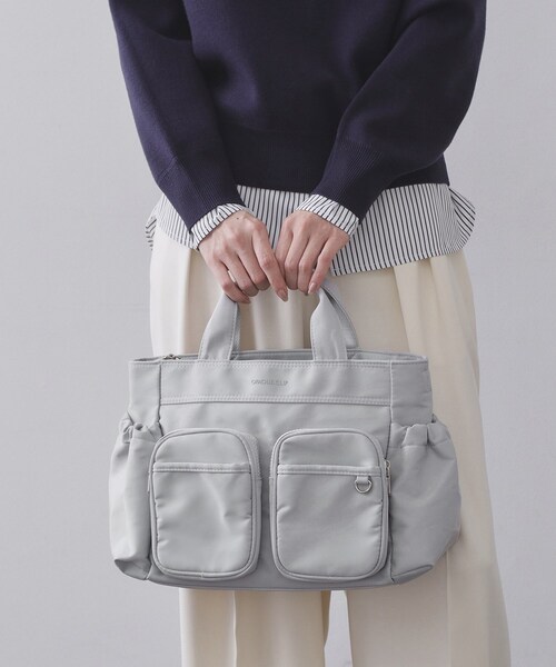OPAQUE.CLIP（オペークドットクリップ）の「フロントWポケット3層デザインミドルトートバッグ【2WAY／マルチポケット】（トートバッグ・レディース・ベージュ/グレー/ブラック・00）」の4枚目の写真