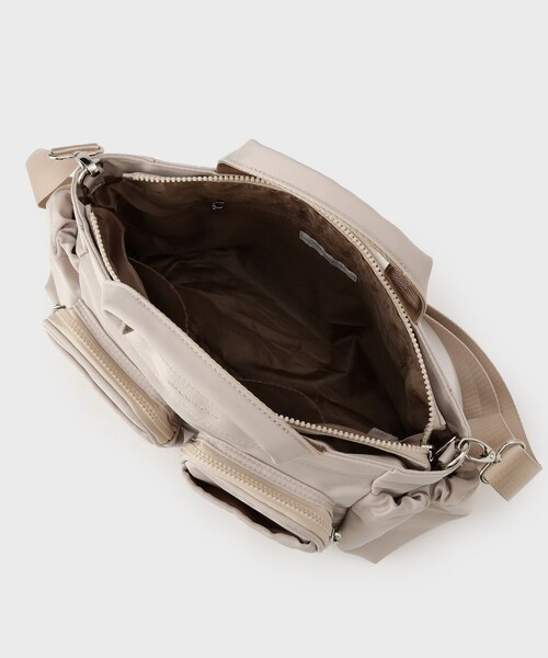 OPAQUE.CLIP（オペークドットクリップ）の「フロントWポケット3層デザインミドルトートバッグ【2WAY／マルチポケット】（トートバッグ・レディース・ベージュ/グレー/ブラック・00）」の16枚目の写真