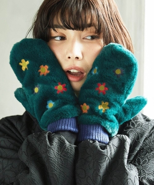 Jocomomola（ホコモモラ）の「フラワー刺繍フェイクファーミトン（手袋・レディース・グリーン/オレンジ・40）」の2枚目の写真