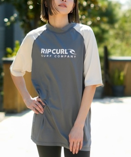 rip curl(リップカール)の「【RIPCURL/リップカール】M SHOCK UPF S/S 水陸両用 UPF50+ (日焼け防止効果) リラックスフィット フロントロゴプリント 半袖ラッシュガード(水着)(ラッシュガード・レディース・ブラック系その他/ダークグレー・MEDIUM/LARGE)」の2枚目の写真