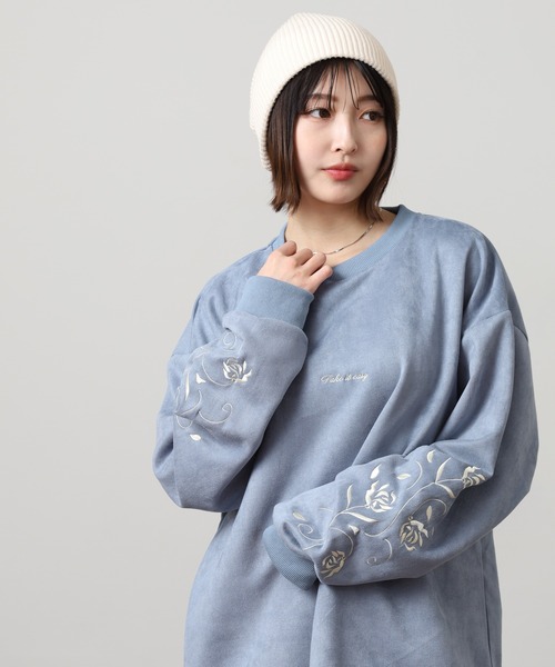 Naive magic(ナイーブマジック)の「カットスウェード袖刺繍CN(Tシャツ/カットソー・メンズ・チャコールグレー/ブルー・M/LL)」の2枚目の写真