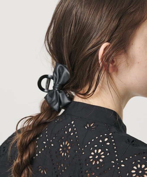 UNITED ARROWS（ユナイテッドアローズ）の「レザーライク リボン ヘアクリップ（バレッタ/ヘアクリップ・レディース・ブラック・FREE）」の2枚目の写真