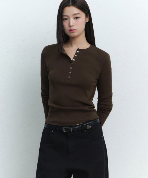 MUSINSA STANDARD WOMAN（ムシンサスタンダードウーマン）の「ウィメンズリブスリムヘンリーネック長袖Tシャツ[ダークブラウン]（Tシャツ/カットソー・レディース・その他・SMALL/MEDIUM/LARGE/X-SMALL）」の6枚目の写真