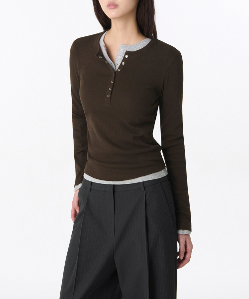 MUSINSA STANDARD WOMAN（ムシンサスタンダードウーマン）の「ウィメンズリブスリムヘンリーネック長袖Tシャツ[ダークブラウン]（Tシャツ/カットソー・レディース・その他・SMALL/MEDIUM/LARGE/X-SMALL）」の5枚目の写真