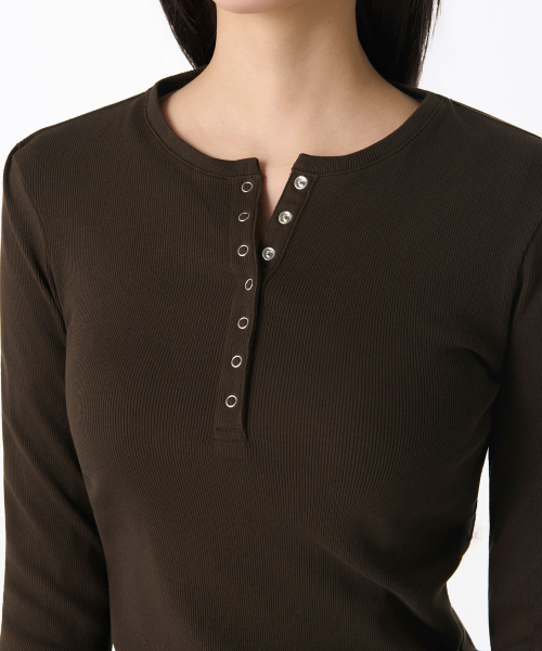 MUSINSA STANDARD WOMAN（ムシンサスタンダードウーマン）の「ウィメンズリブスリムヘンリーネック長袖Tシャツ[ダークブラウン]（Tシャツ/カットソー・レディース・その他・SMALL/MEDIUM/LARGE/X-SMALL）」の3枚目の写真