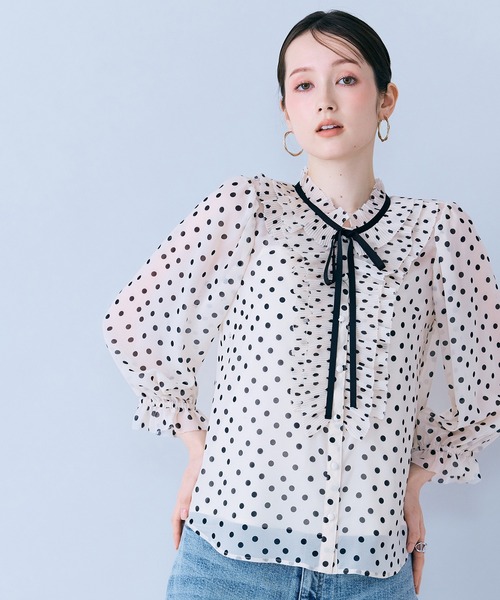 Audie a Muses(オーディアミューズ)の「シアープリーツフリルブラウス/ ドット(シャツ/ブラウス・レディース・ベージュ/ブラック・40/38/42)」の1枚目の写真