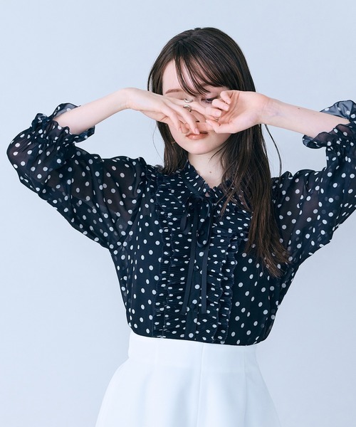 Audie a Muses(オーディアミューズ)の「シアープリーツフリルブラウス/ ドット(シャツ/ブラウス・レディース・ベージュ/ブラック・40/38/42)」の2枚目の写真
