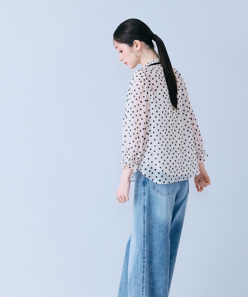 Audie a Muses(オーディアミューズ)の「シアープリーツフリルブラウス/ ドット(シャツ/ブラウス・レディース・ベージュ/ブラック・40/38/42)」の7枚目の写真