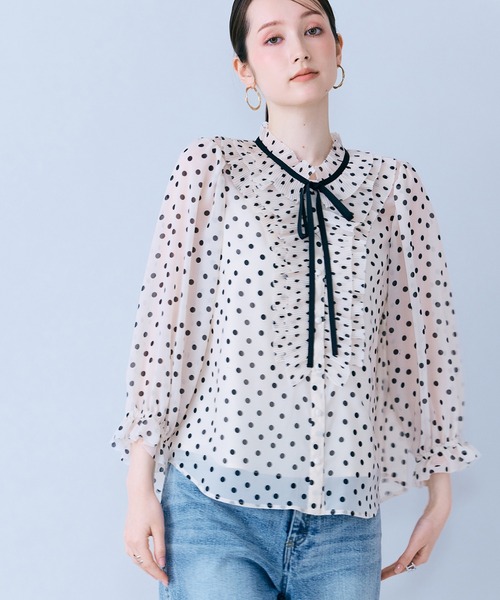 Audie a Muses(オーディアミューズ)の「シアープリーツフリルブラウス/ ドット(シャツ/ブラウス・レディース・ベージュ/ブラック・40/38/42)」の9枚目の写真