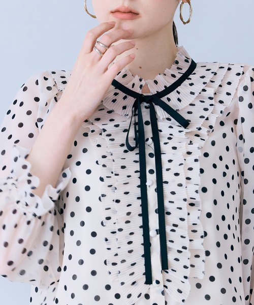 Audie a Muses(オーディアミューズ)の「シアープリーツフリルブラウス/ ドット(シャツ/ブラウス・レディース・ベージュ/ブラック・40/38/42)」の11枚目の写真