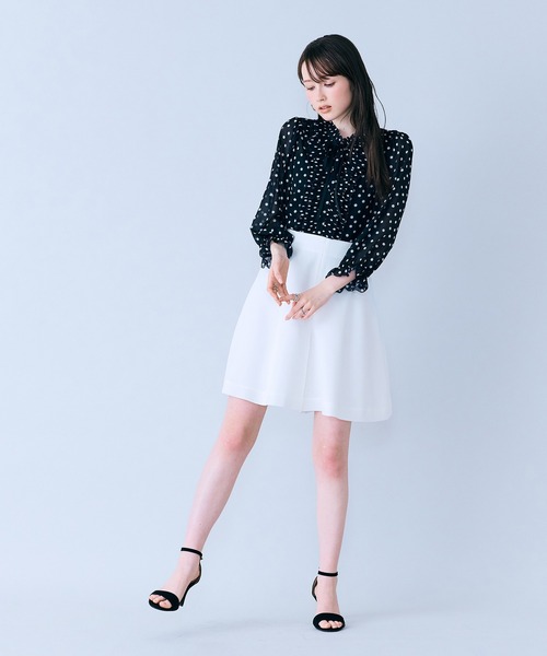 Audie a Muses(オーディアミューズ)の「シアープリーツフリルブラウス/ ドット(シャツ/ブラウス・レディース・ベージュ/ブラック・40/38/42)」の16枚目の写真