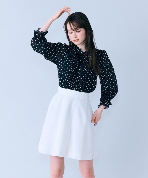 Audie a Muses(オーディアミューズ)の「シアープリーツフリルブラウス/ ドット(シャツ/ブラウス・レディース・ベージュ/ブラック・40/38/42)」の17枚目の写真