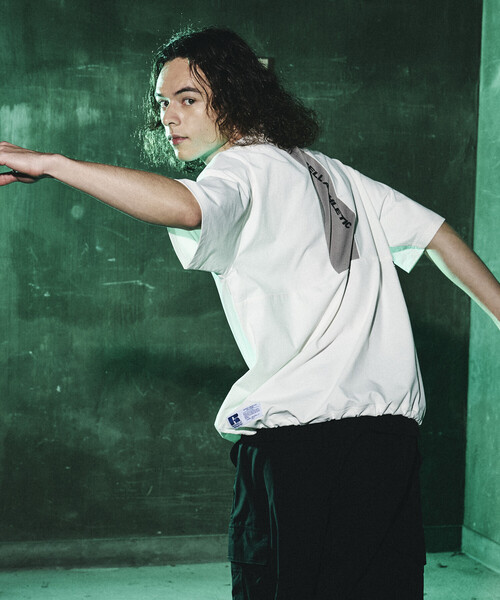 Russell Athletic（ラッセルアスレティック）の「RUSSELL ATHLETIC/ラッセルアスレティック 限定展開 RUSSELL ATHLETIC×FREAK'S STORE 別注 ビッグシルエット 切り替えバックデザイン ヘムコード Tシャツ（Tシャツ/カットソー・メンズ・スミクロ/ブラック/ホワイト・MEDIUM/SMALL/LARGE）」の21枚目の写真