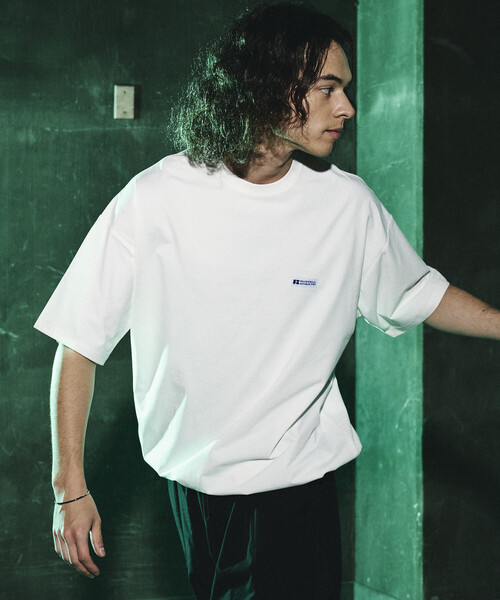 Russell Athletic（ラッセルアスレティック）の「RUSSELL ATHLETIC/ラッセルアスレティック 限定展開 RUSSELL ATHLETIC×FREAK'S STORE 別注 ビッグシルエット 切り替えバックデザイン ヘムコード Tシャツ（Tシャツ/カットソー・メンズ・スミクロ/ブラック/ホワイト・MEDIUM/SMALL/LARGE）」の17枚目の写真