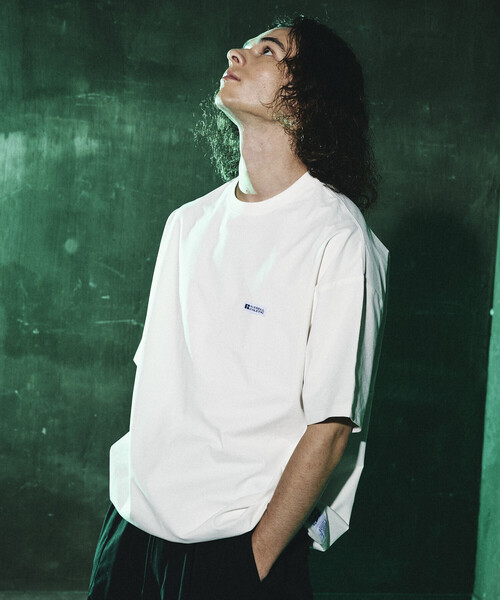Russell Athletic（ラッセルアスレティック）の「RUSSELL ATHLETIC/ラッセルアスレティック 限定展開 RUSSELL ATHLETIC×FREAK'S STORE 別注 ビッグシルエット 切り替えバックデザイン ヘムコード Tシャツ（Tシャツ/カットソー・メンズ・スミクロ/ブラック/ホワイト・MEDIUM/SMALL/LARGE）」の18枚目の写真