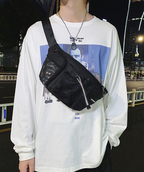 WESTBOY(ウエストボーイ)の「ユニセックス テック ポケットデザイン ショルダーボディバッグ WO26S6BG05(ショルダーバッグ・メンズ・グレー/ブラック/ベージュ・FREE)」の4枚目の写真