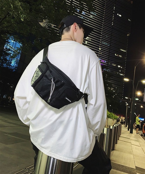 WESTBOY(ウエストボーイ)の「ユニセックス テック ポケットデザイン ショルダーボディバッグ WO26S6BG05(ショルダーバッグ・メンズ・グレー/ブラック/ベージュ・FREE)」の5枚目の写真