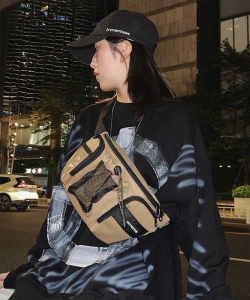 WESTBOY(ウエストボーイ)の「ユニセックス テック ポケットデザイン ショルダーボディバッグ WO26S6BG05(ショルダーバッグ・メンズ・グレー/ブラック/ベージュ・FREE)」の12枚目の写真