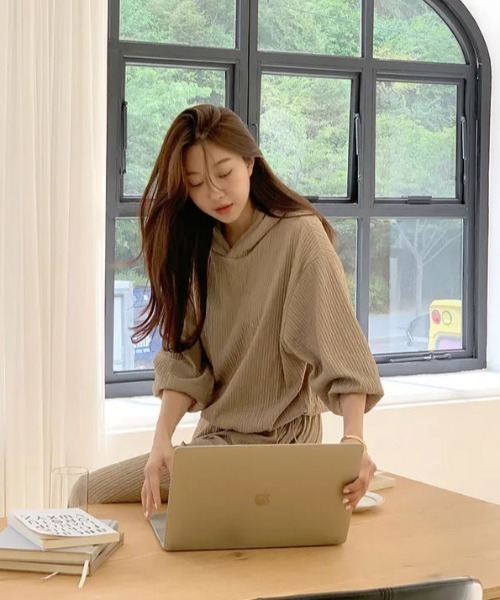 FAVORITO(ファヴォリート)の「フード付きトップスワイドパンツセットアップ(セットアップ・レディース・ブラック/ベージュ・F)」の19枚目の写真