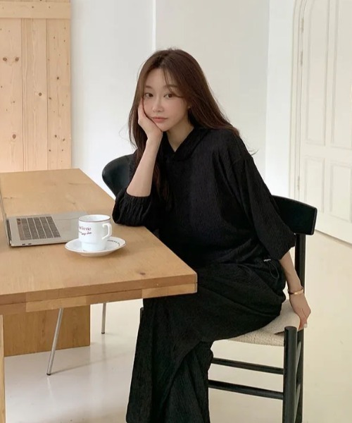 FAVORITO(ファヴォリート)の「フード付きトップスワイドパンツセットアップ(セットアップ・レディース・ブラック/ベージュ・F)」の4枚目の写真