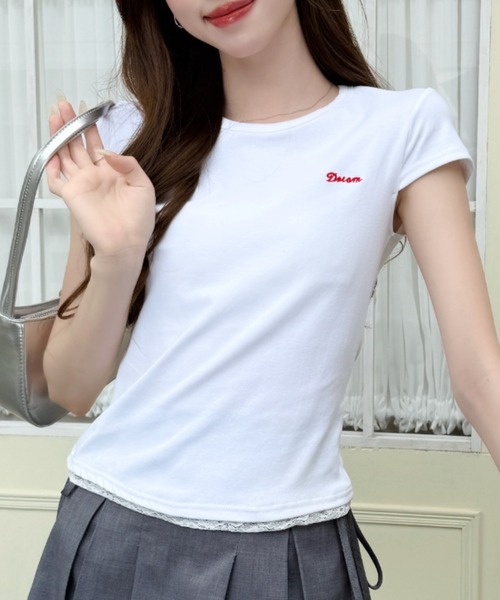Ada.(エイダ)の「裾 レース ワンポイント ロゴ 刺繍 コンパクト カットソー(Tシャツ/カットソー・レディース・ホワイト/ピンク/グレー/ネイビー・FREE)」の1枚目の写真