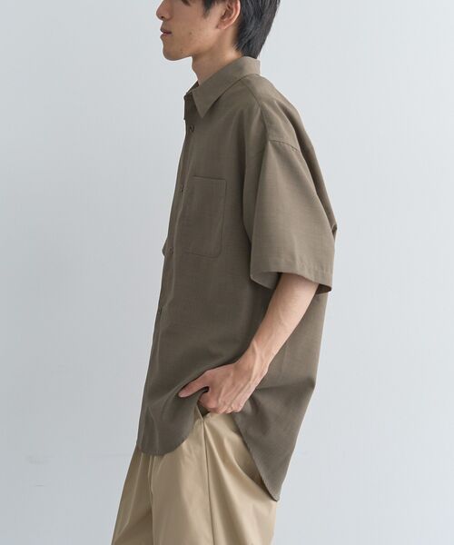 CRAFT STANDARD BOUTIQUE(クラフトスタンダードブティック)の「接触冷感/吸水速乾/UVカット Fluxaire オーバーサイズレギュラーカラーシャツ(シャツ/ブラウス・メンズ・ブラック/チャコールグレー/グレイッシュベージュ/ネイビー・L/M)」の18枚目の写真