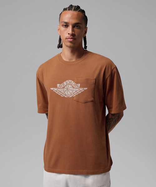 JORDAN BRAND(ジョーダンブランド)の「JORDAN BRAND M J FLT ES 85 W PKT SS CRW / ジョーダン ブランド FLT ES 85 W PKT S/S クルー/NIKE【SP】(Tシャツ/カットソー・メンズ・ブラウン/ブラック/ブルー/ホワイト・S/M/L/XL/XXL/3XL)」の3枚目の写真