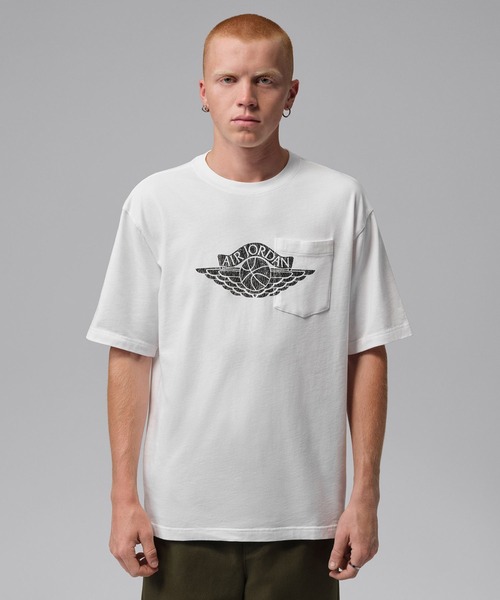 JORDAN BRAND(ジョーダンブランド)の「JORDAN BRAND M J FLT ES 85 W PKT SS CRW / ジョーダン ブランド FLT ES 85 W PKT S/S クルー/NIKE【SP】(Tシャツ/カットソー・メンズ・ブラウン/ブラック/ブルー/ホワイト・S/M/L/XL/XXL/3XL)」の2枚目の写真