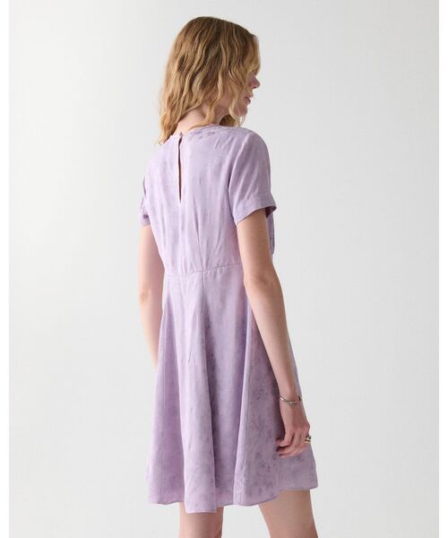 kate spade new york(ケイトスペード ニューヨーク)の「フルイド ジャカード エンパイア ウエステッド ミニ ドレス(ワンピース・レディース・パープル・0/2/4)」の3枚目の写真