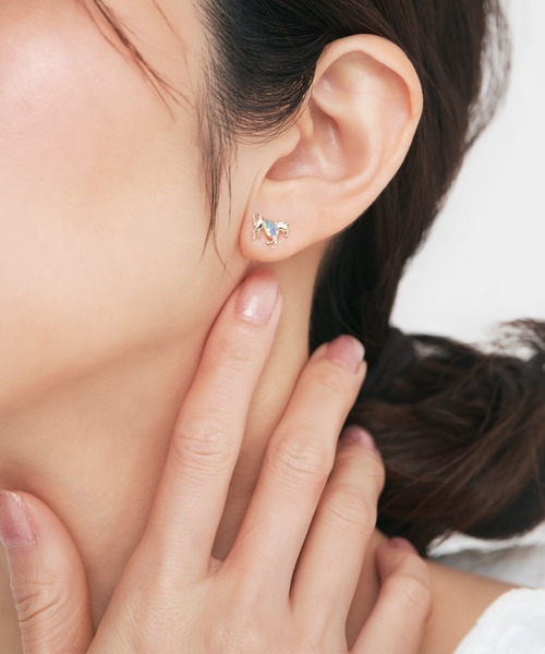 Jewel closet by L&Co.(ジュエルクローゼットバイエルアンドコー)の「K10 馬/ホース カラーストーン ピアス(オパール)(ピアス(両耳用)・レディース・イエローゴールド・FREE)」の3枚目の写真