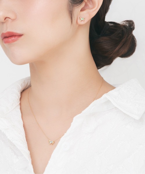 Jewel closet by L&Co.(ジュエルクローゼットバイエルアンドコー)の「K10 馬/ホース カラーストーン ピアス(オパール)(ピアス(両耳用)・レディース・イエローゴールド・FREE)」の5枚目の写真