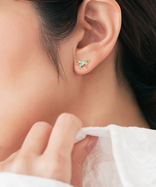 Jewel closet by L&Co.(ジュエルクローゼットバイエルアンドコー)の「K10 馬/ホース カラーストーン ピアス(オパール)(ピアス(両耳用)・レディース・イエローゴールド・FREE)」の4枚目の写真