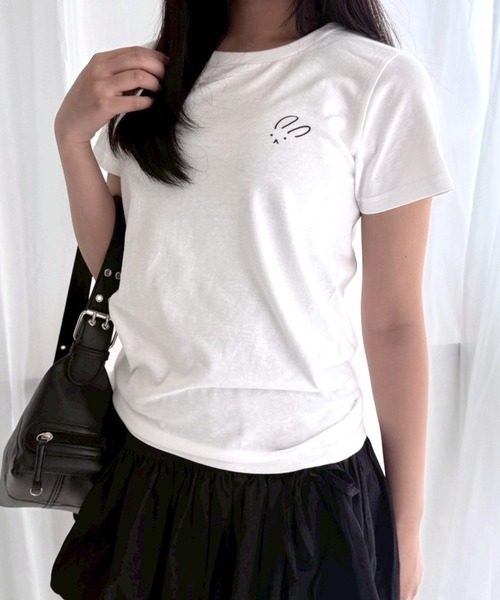fiere(フィエール)の「胸元ワンポイントウサギショート丈半袖Tシャツ(Tシャツ/カットソー・レディース・ホワイト・WM)」の1枚目の写真