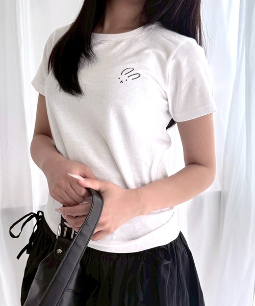 fiere(フィエール)の「胸元ワンポイントウサギショート丈半袖Tシャツ(Tシャツ/カットソー・レディース・ホワイト・WM)」の5枚目の写真