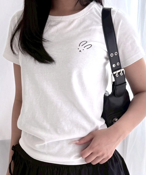 fiere(フィエール)の「胸元ワンポイントウサギショート丈半袖Tシャツ(Tシャツ/カットソー・レディース・ホワイト・WM)」の2枚目の写真