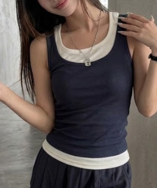 AVYL(アヴィル)の「配色レイヤード風スクエアネックタンクトップ(タンクトップ・レディース・アイボリー/ネイビー/ブラック/グレー・M)」の4枚目の写真