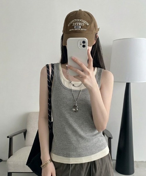 AVYL(アヴィル)の「配色レイヤード風スクエアネックタンクトップ(タンクトップ・レディース・アイボリー/ネイビー/ブラック/グレー・M)」の3枚目の写真