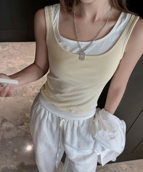 AVYL(アヴィル)の「配色レイヤード風スクエアネックタンクトップ(タンクトップ・レディース・アイボリー/ネイビー/ブラック/グレー・M)」の6枚目の写真