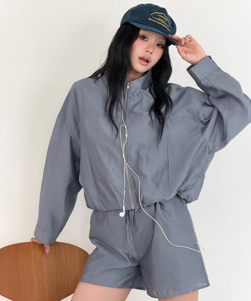 LEFTSEOUL（レフトソウル）の「ハイネックシルキーサテンブルゾン[ブルーグレー]（ナイロンジャケット・レディース・ブルーグレー・FREE）」の3枚目の写真