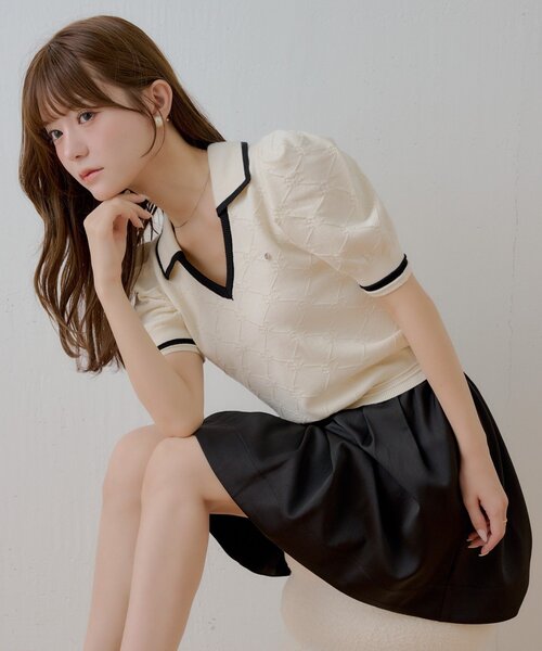 Chico(チコ)の「【SALON by Chico】Vネックポロ半袖ニット(ニット/セーター・レディース・アイボリー/グレー/ブラック・FREE)」の1枚目の写真