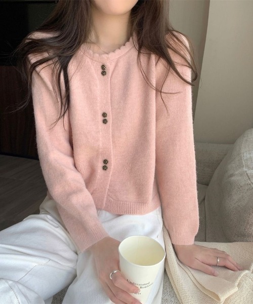 Beststore(ベストストア)の「「ふわふわアンゴラタッチ」の優しい肌触り。パールボタンが可愛い、大人可愛いショート丈ニットカーディガン(カーディガン/ボレロ・レディース・ピンク/ブラック/オフホワイト/ラベンダー/レッド・FREE)」の4枚目の写真