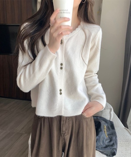 Beststore(ベストストア)の「「ふわふわアンゴラタッチ」の優しい肌触り。パールボタンが可愛い、大人可愛いショート丈ニットカーディガン(カーディガン/ボレロ・レディース・ピンク/ブラック/オフホワイト/ラベンダー/レッド・FREE)」の14枚目の写真
