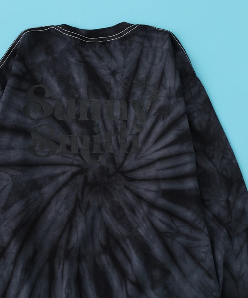Sunny Smith(サニースミス)の「フロントロゴ刺繍バックプリントタイダイロンT(Tシャツ/カットソー・メンズ・ネイビー/ブラック・M/L)」の2枚目の写真