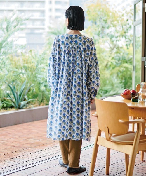 【未使用タグ付き】ランバンオンブルー　ブルー　チュニック　花柄　マルチカラー サニークラウズ 青い花のブロックプリントチュニック〈レディース