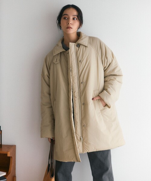 Firsthand(ファーストハンド)の「Firsthand/ファーストハンド 限定展開 PRIMALOFT プリマロフト ステンカラージャケット(ダウンジャケット/コート・レディース・ベージュ/ブラック/ネイビー・FREE)」の2枚目の写真