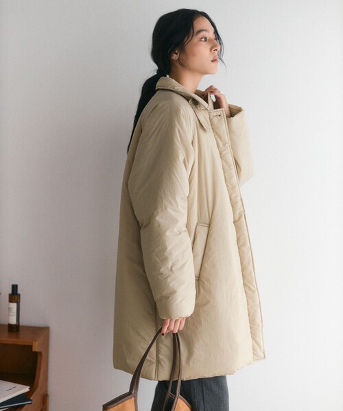 Firsthand(ファーストハンド)の「Firsthand/ファーストハンド 限定展開 PRIMALOFT プリマロフト ステンカラージャケット(ダウンジャケット/コート・レディース・ベージュ/ブラック/ネイビー・FREE)」の9枚目の写真