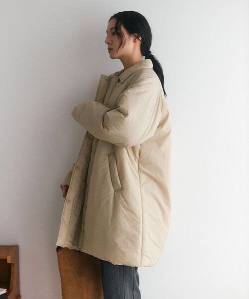 Firsthand(ファーストハンド)の「Firsthand/ファーストハンド 限定展開 PRIMALOFT プリマロフト ステンカラージャケット(ダウンジャケット/コート・レディース・ベージュ/ブラック/ネイビー・FREE)」の12枚目の写真