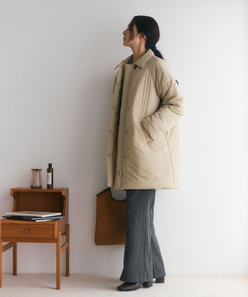 Firsthand(ファーストハンド)の「Firsthand/ファーストハンド 限定展開 PRIMALOFT プリマロフト ステンカラージャケット(ダウンジャケット/コート・レディース・ベージュ/ブラック/ネイビー・FREE)」の22枚目の写真