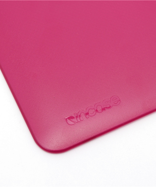 incase（インケース）の「CL60617 Hardshell Case for MacBook Air 11 Dots（スマホグッズ・メンズ・ピンク・ONE SIZE）」の5枚目の写真