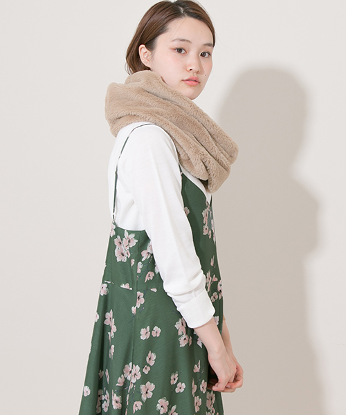 URBAN RESEARCH（アーバンリサーチ）の「UR マシュマロファースヌード（ストール/ショール・レディース・オフホワイト/ブラウン/モカ/ベージュ・FREE）」の7枚目の写真